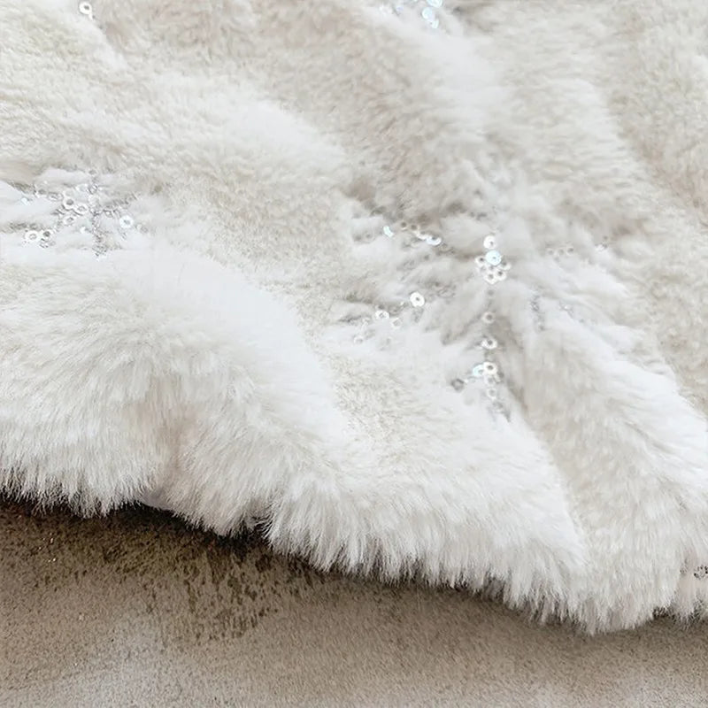 Plush Christmas Tree Skirt - Faux Fur Base Cover with White Snowflakes, Available in 78 & 122cm for a Luxurious Xmas Tree Foundation